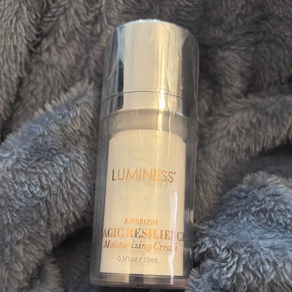 Luminess Airbrush Moisturizing Cream in Silver and White